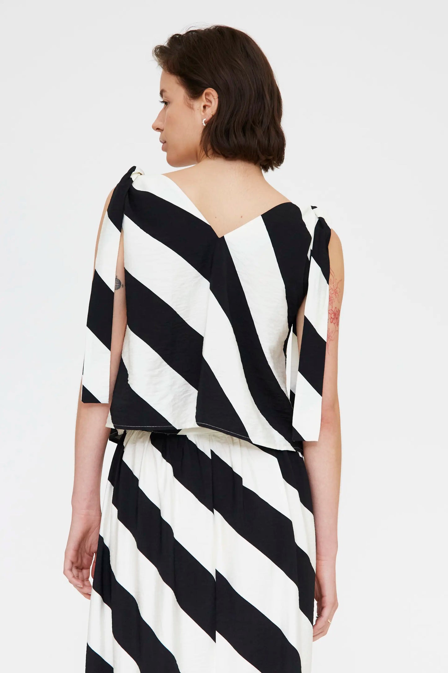 Top con stampa a righe diagonali in bianco e nero