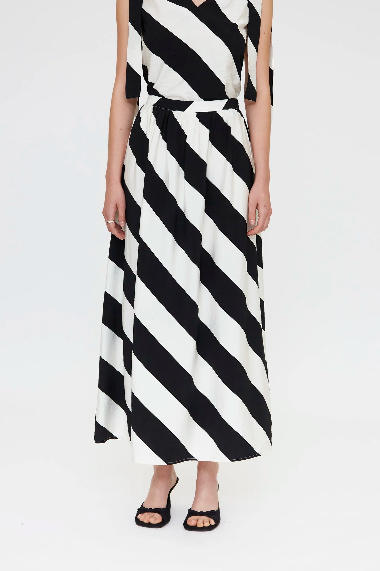 Gonna lunga con stampa a righe diagonali bianche e nere