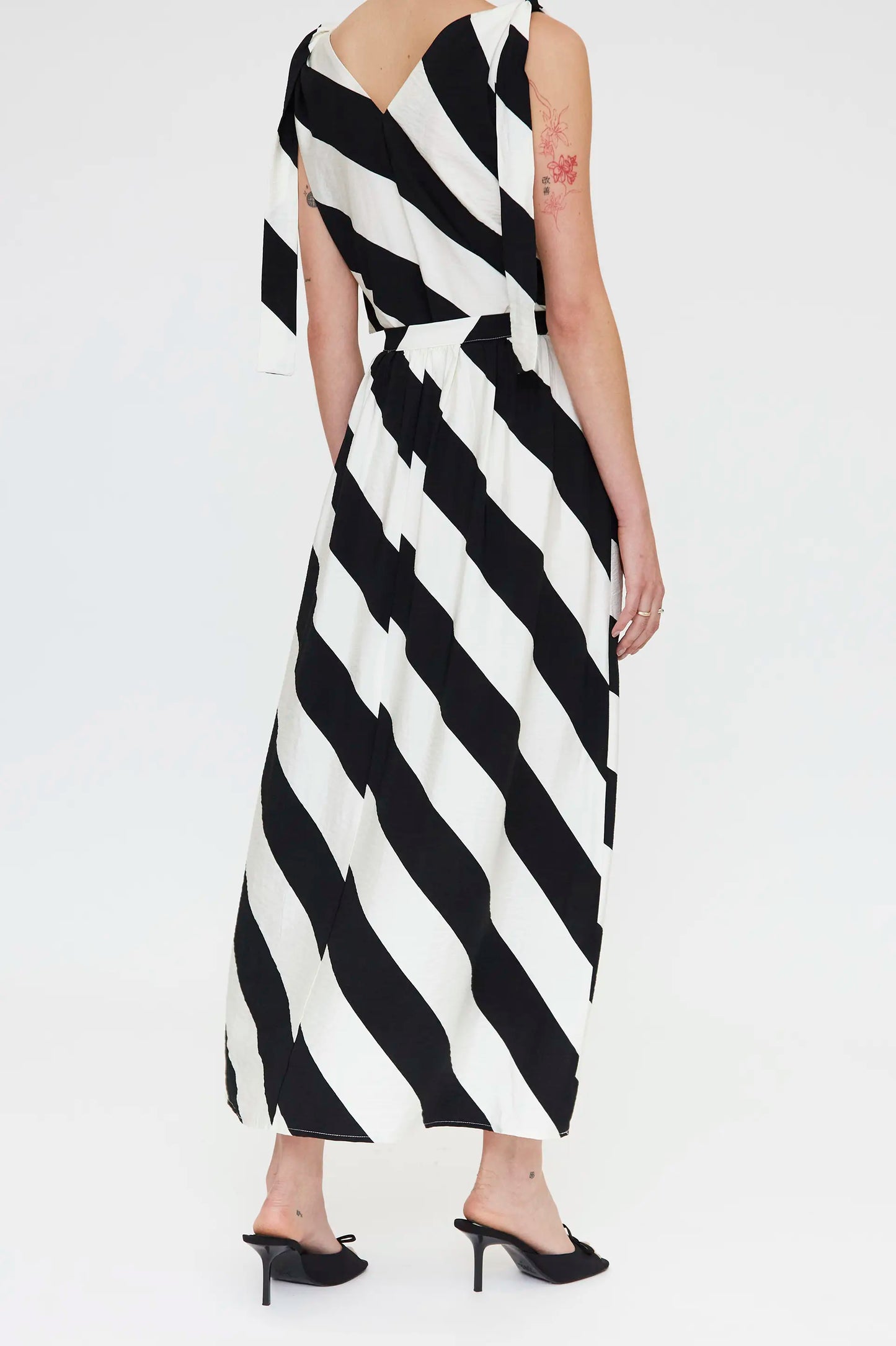 Gonna lunga con stampa a righe diagonali bianche e nere