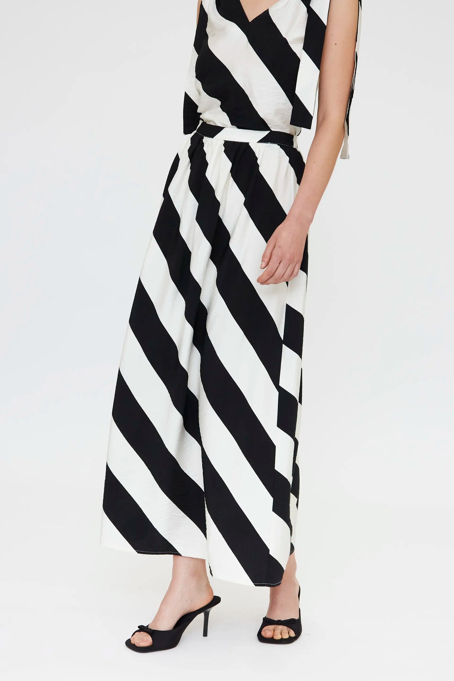 Gonna lunga con stampa a righe diagonali bianche e nere