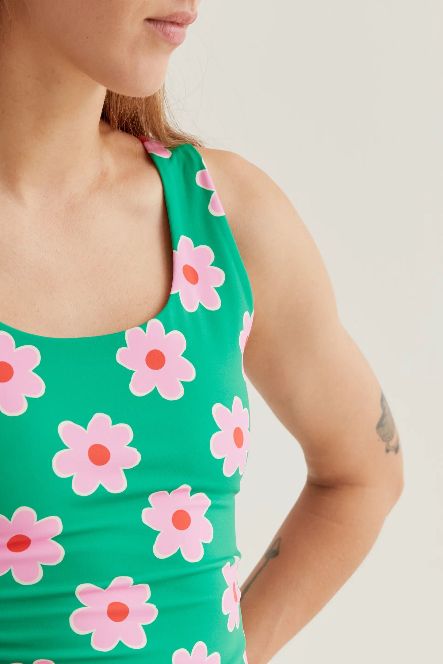 Top sportivo con stampa di fiori rosa