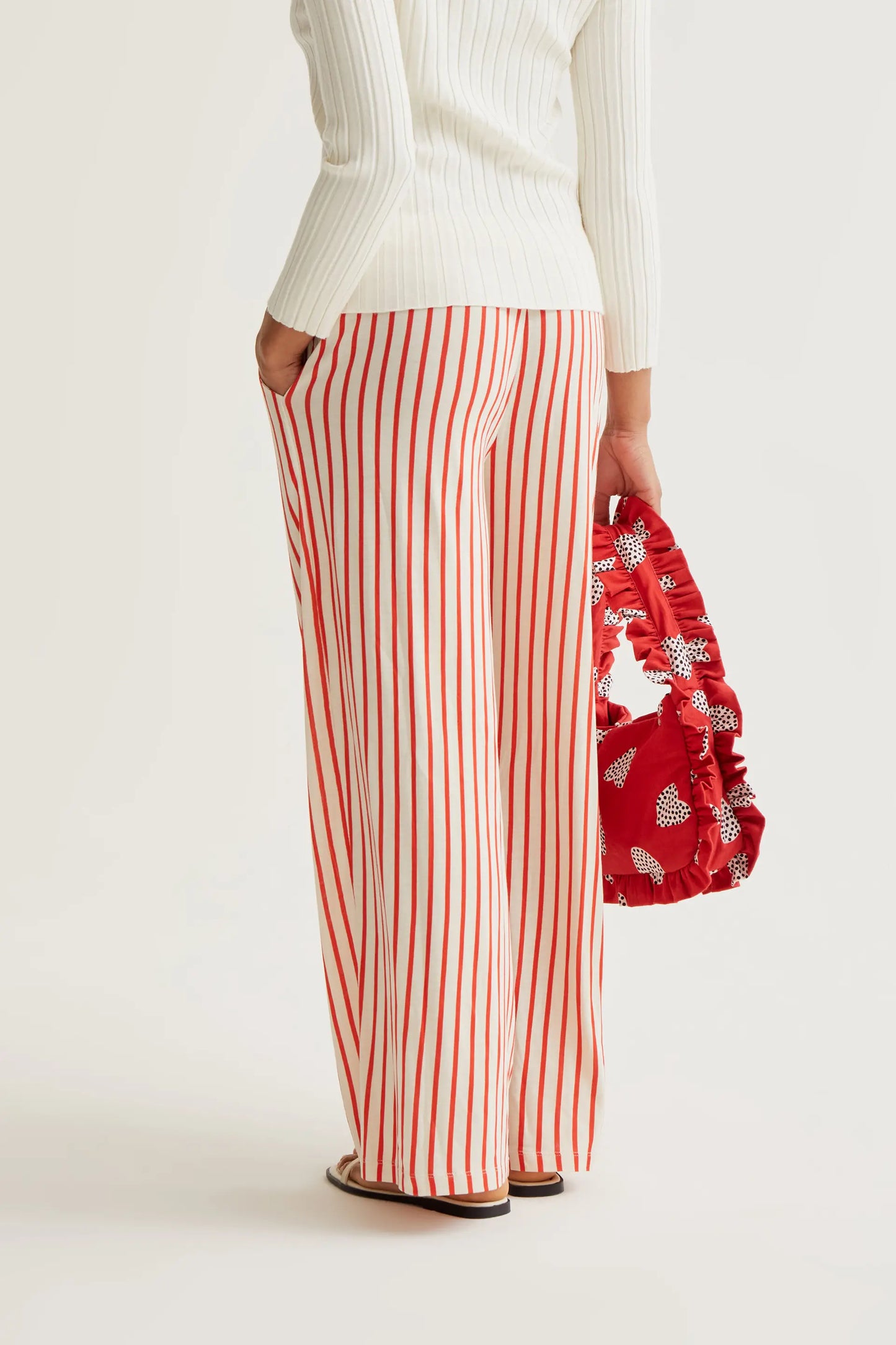 Pantalón con estampado de rayas rojas