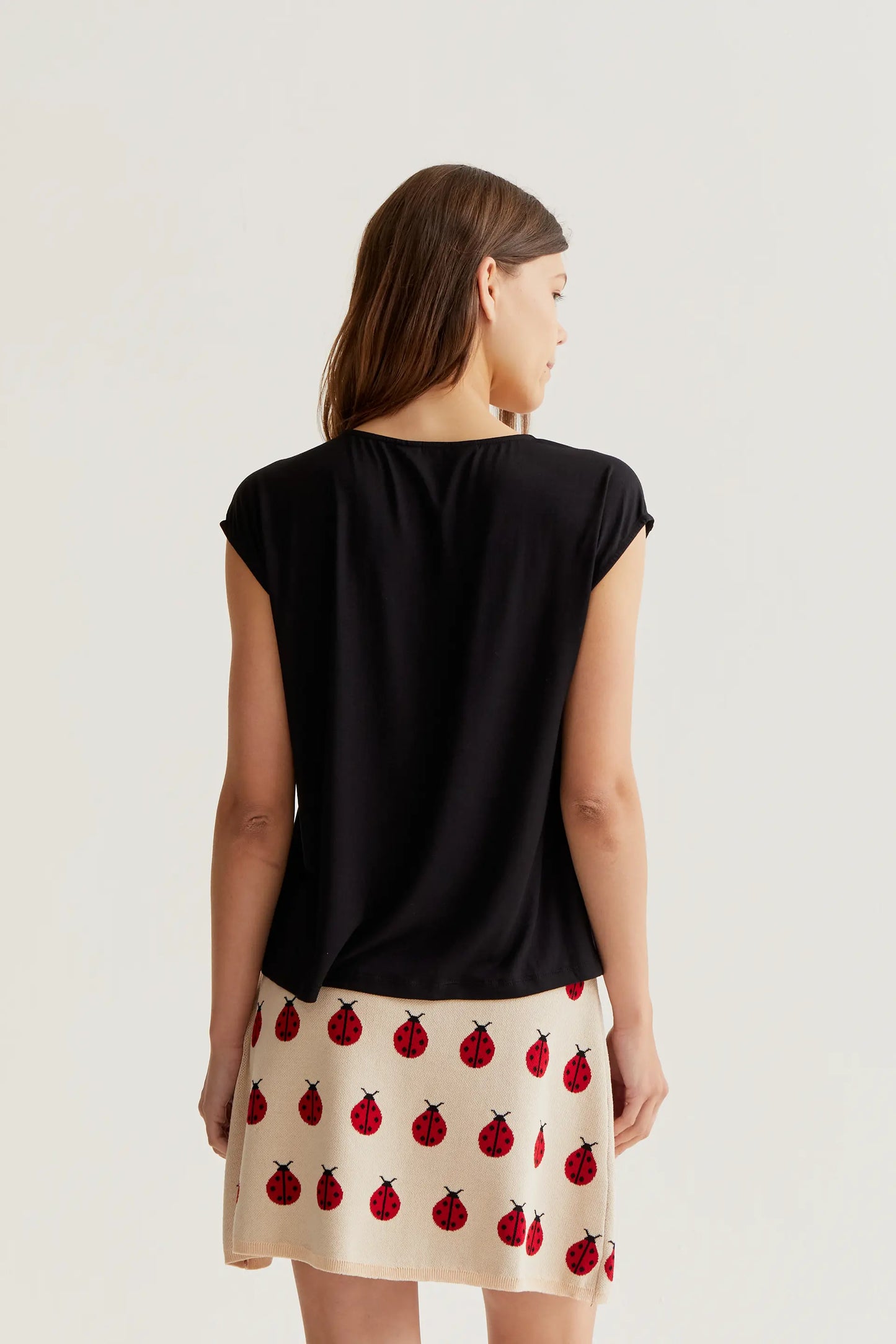 Camiseta negra manga sisa