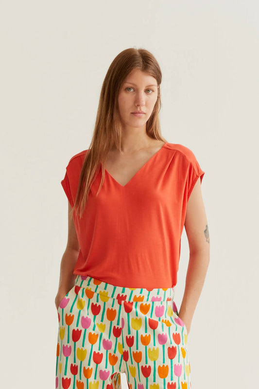 red sleeveless t-shirt