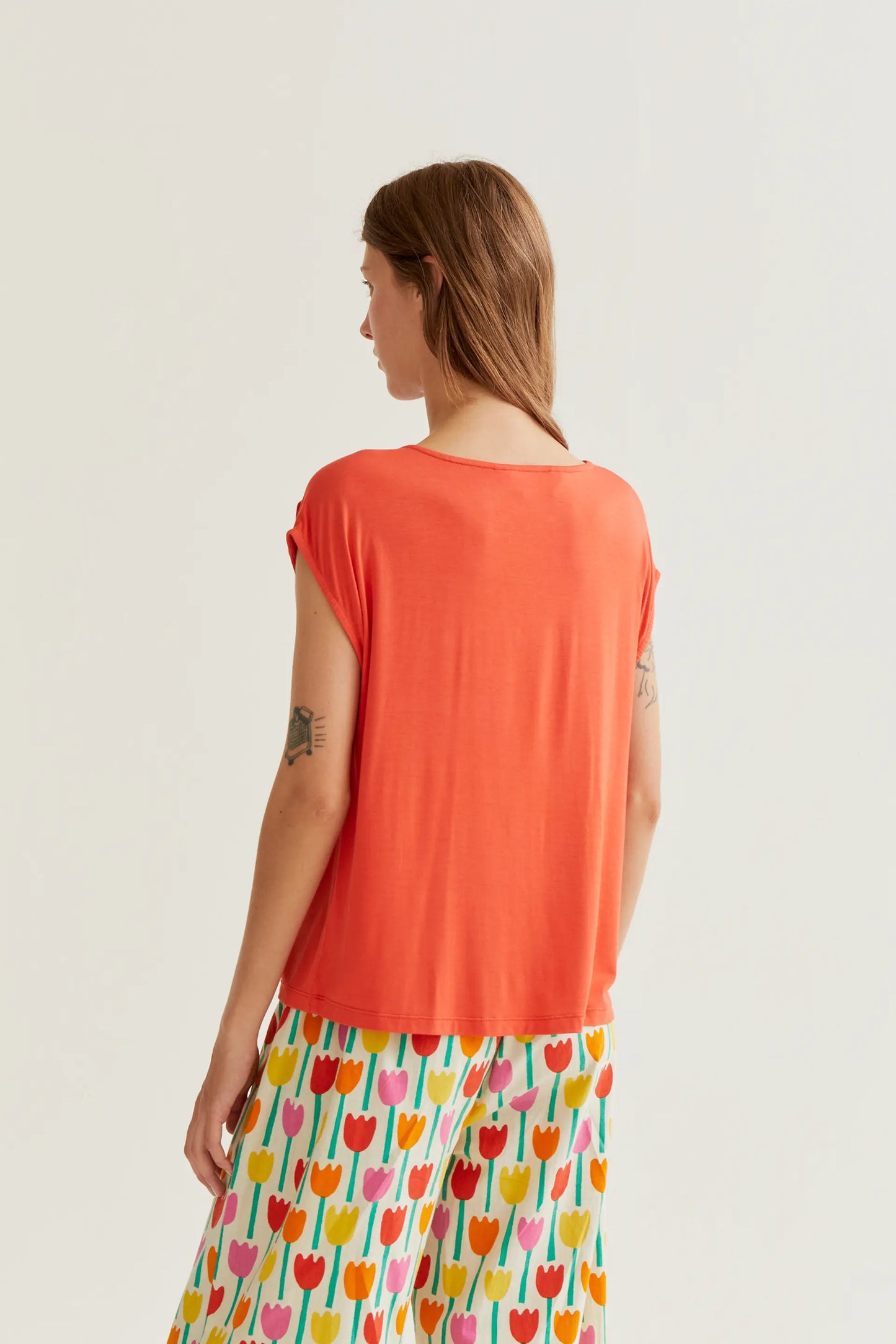 red sleeveless t-shirt