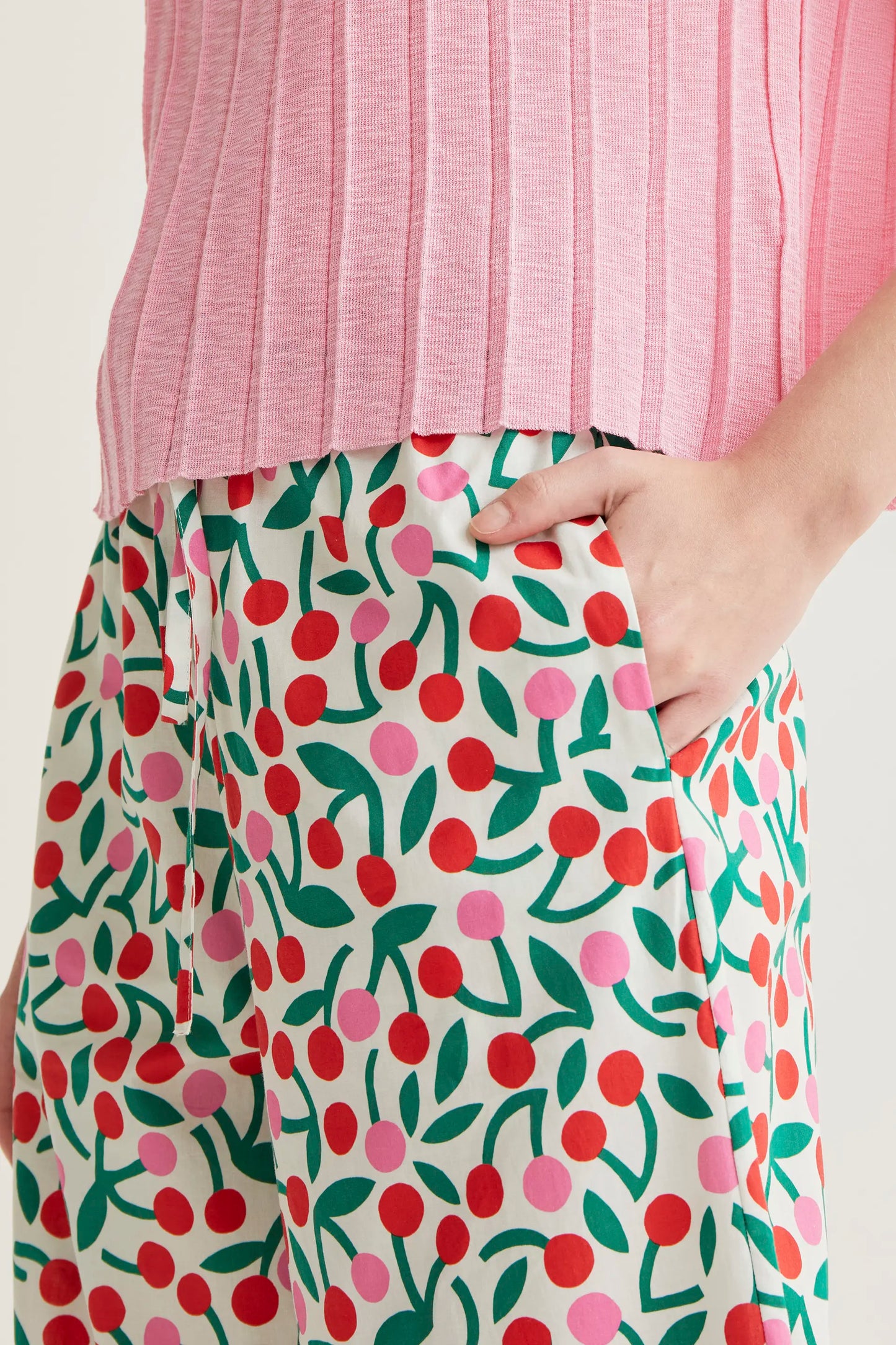 Pantalón 100% algodón con estampado Guinda