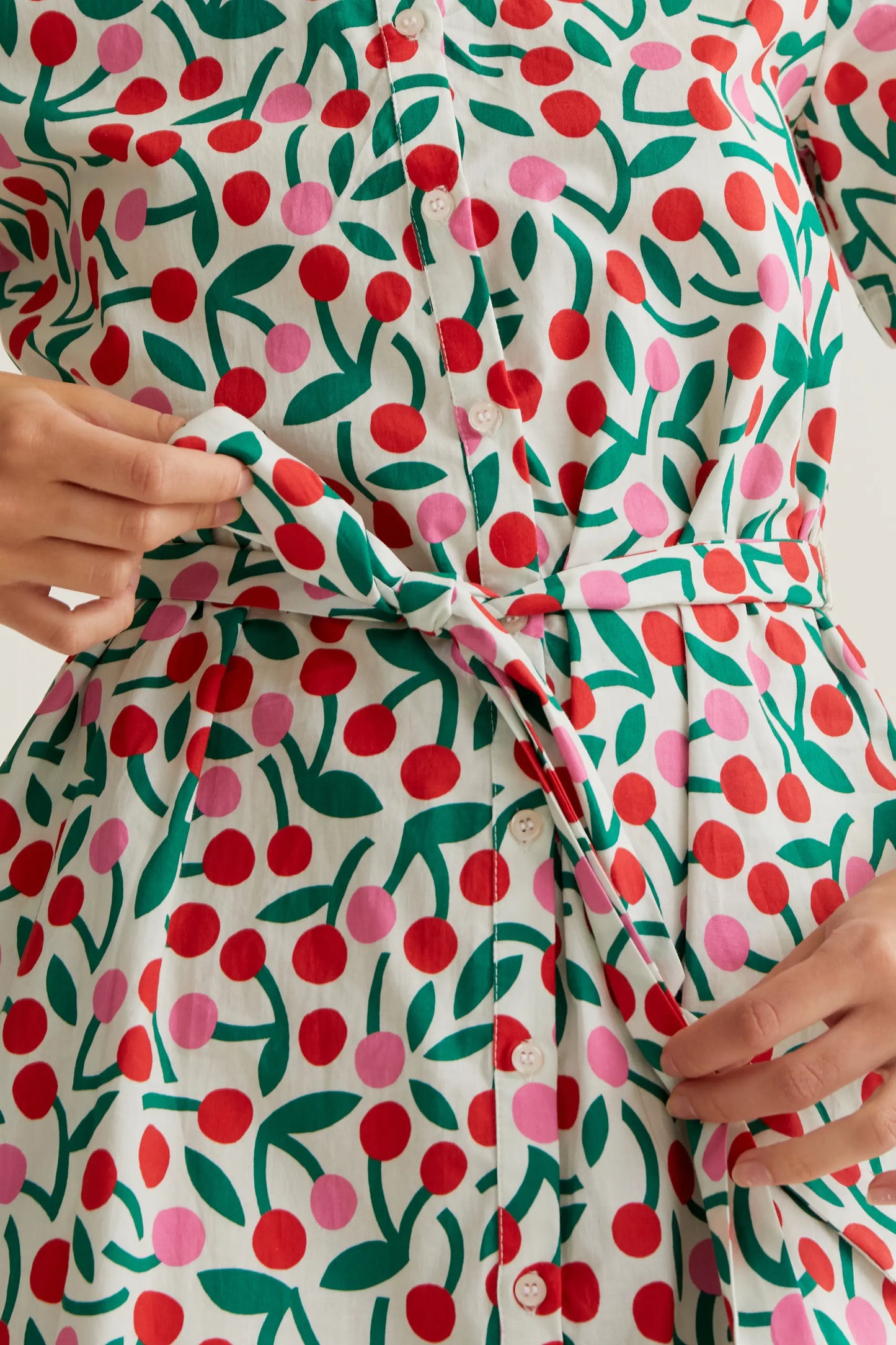 Vestido corto con estampado Guinda