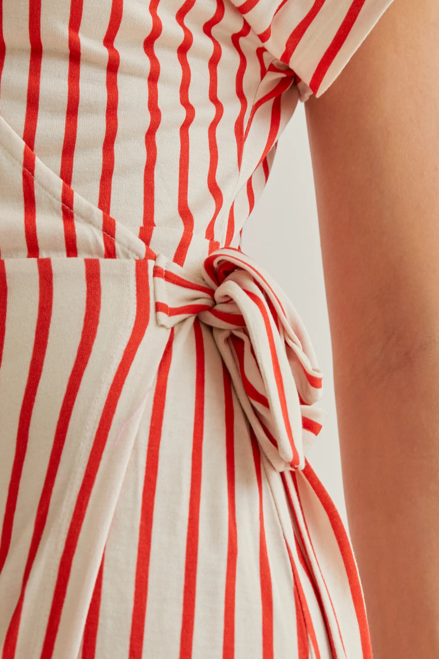 Vestido midi con rayas rojas