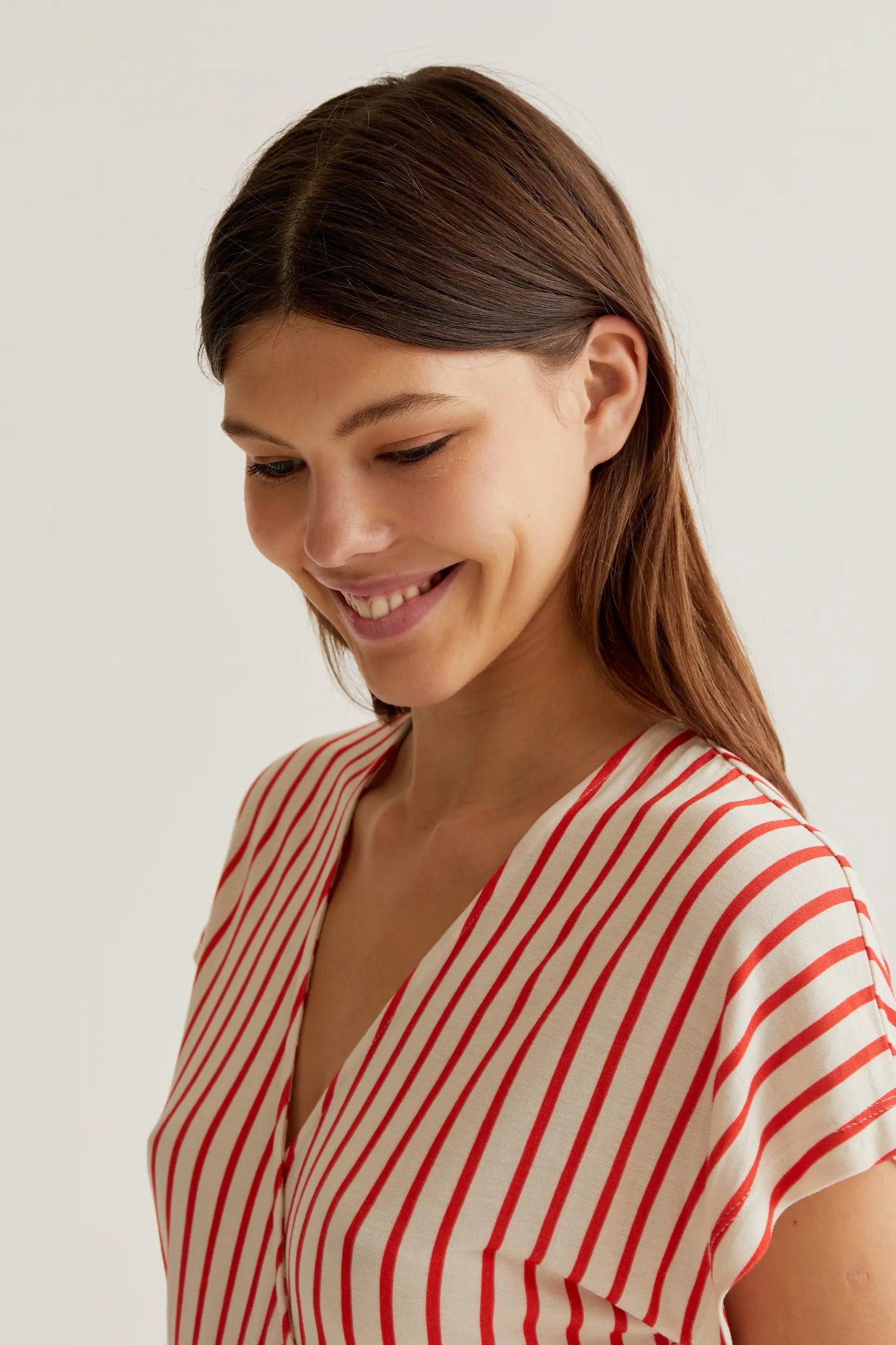 Vestido midi con rayas rojas