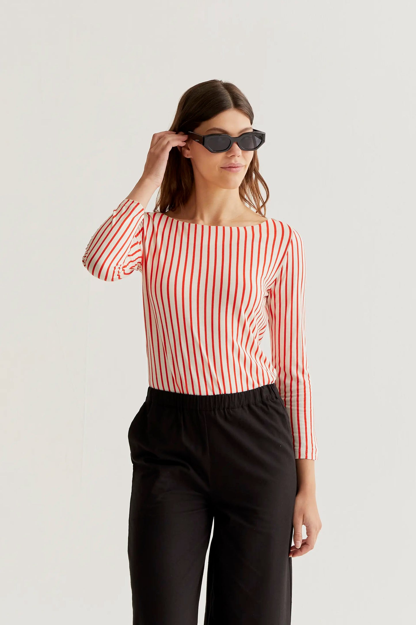 Camiseta con estampado de rayas rojas