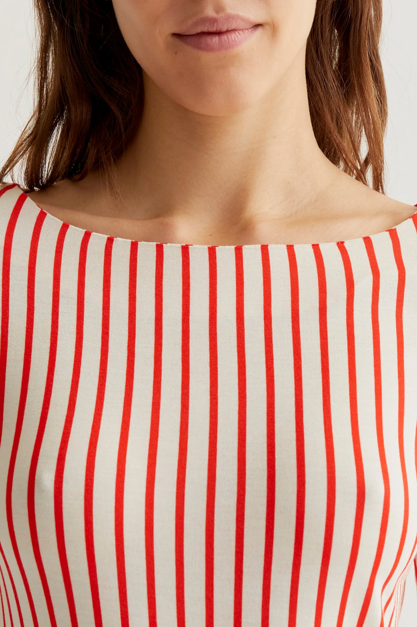 Camiseta con estampado de rayas rojas