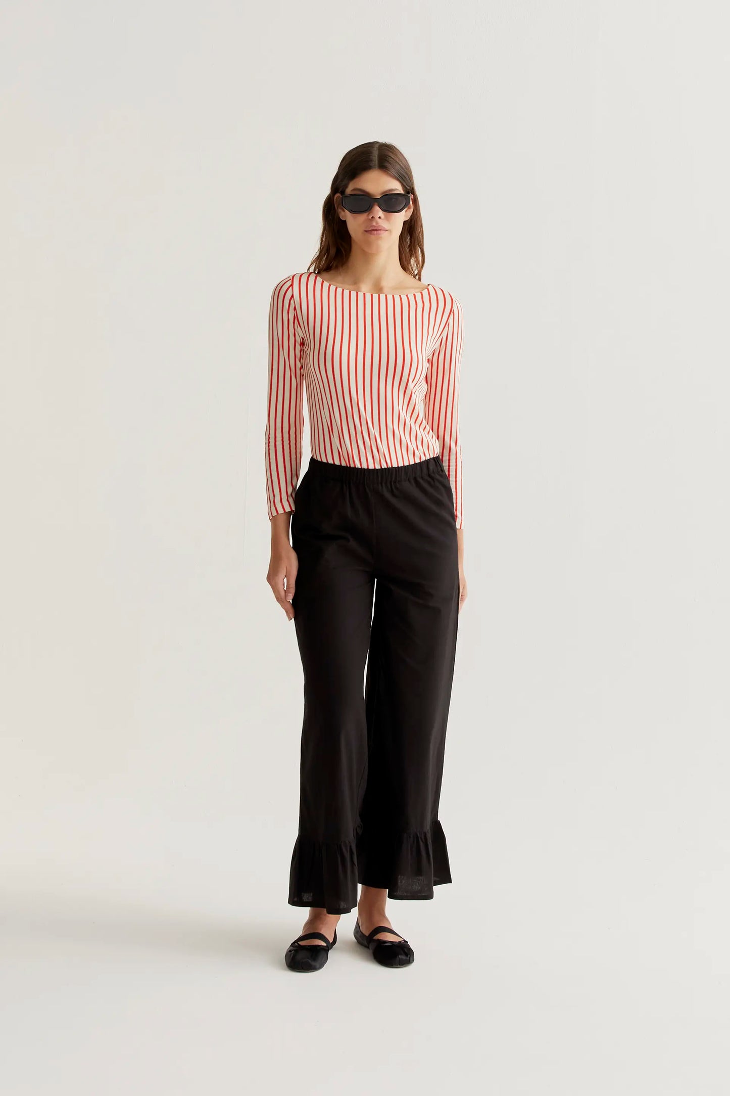 Camiseta con estampado de rayas rojas