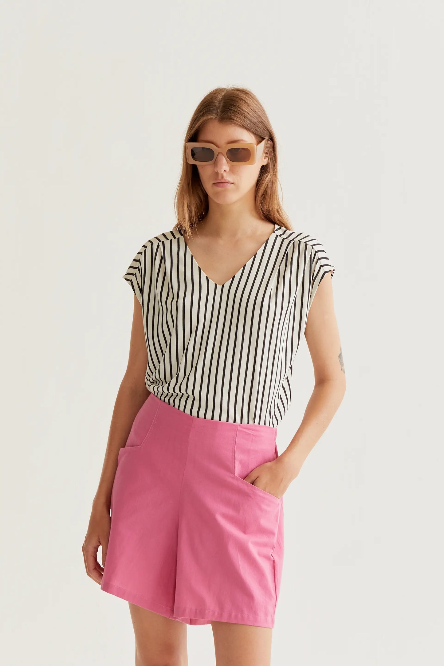 Camiseta con estampado rayas negras