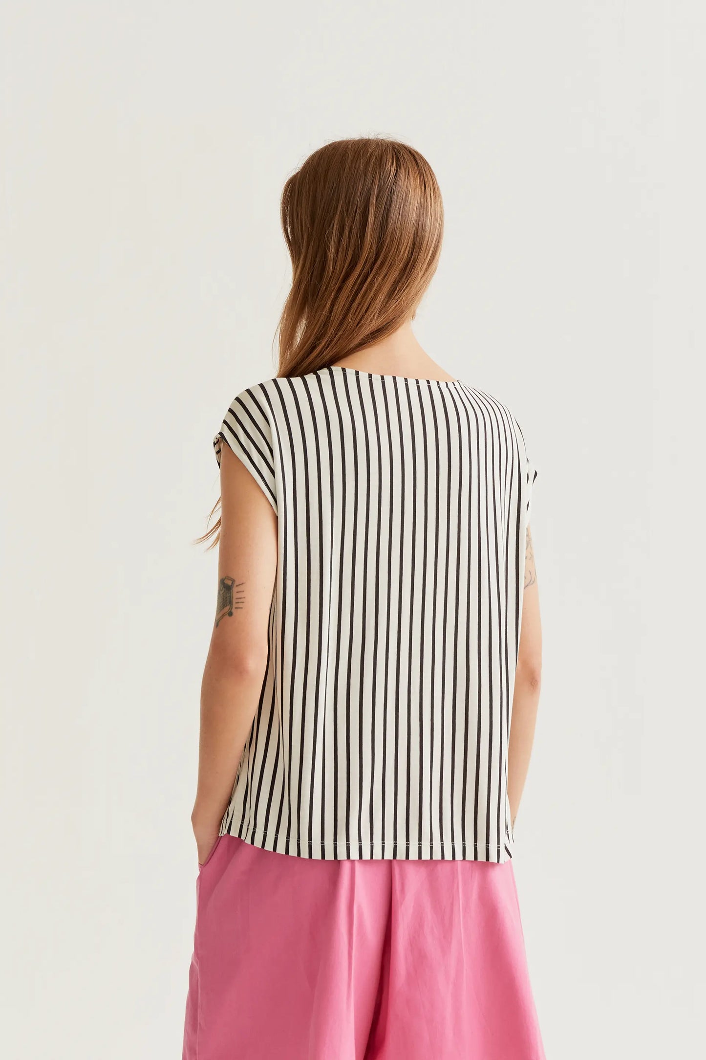 Camiseta con estampado rayas negras