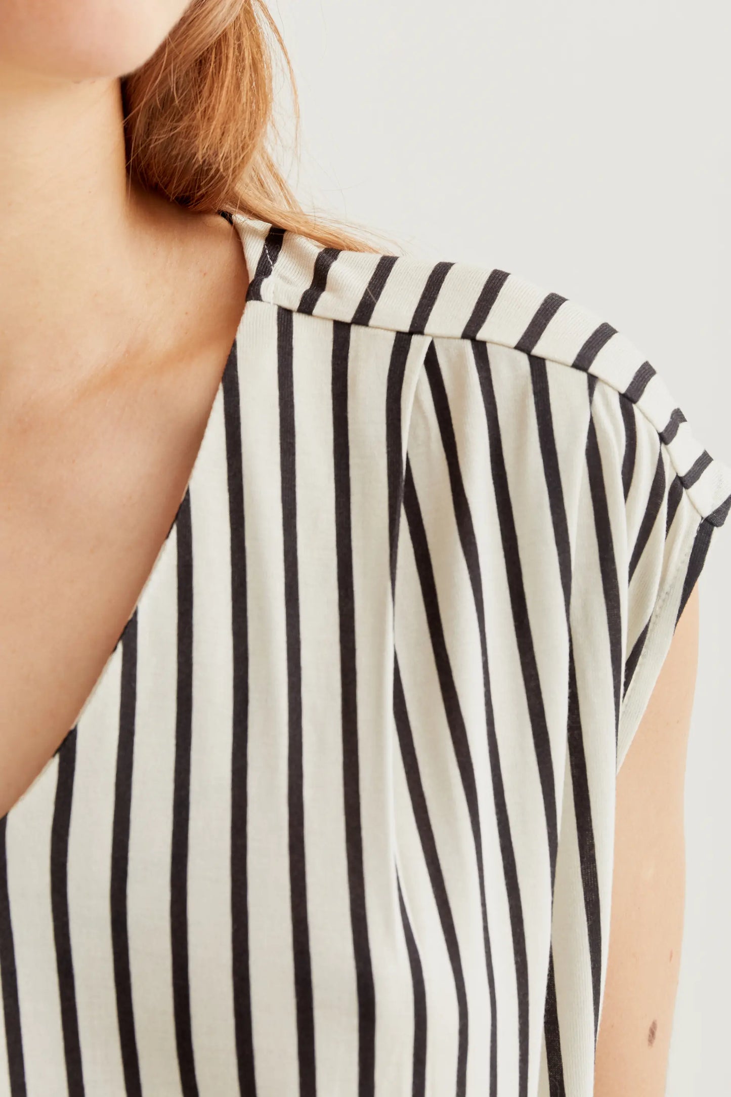 Camiseta con estampado rayas negras