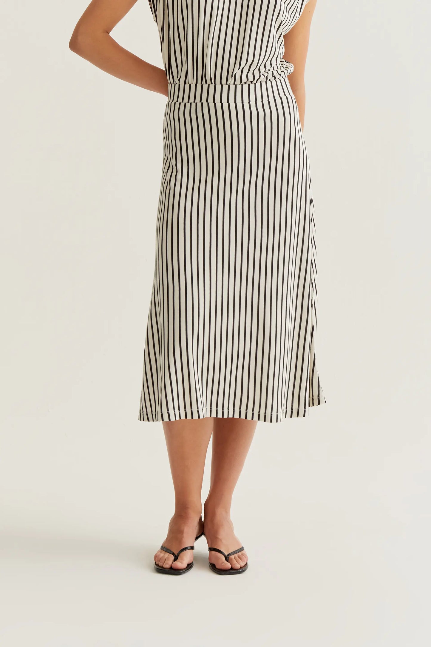 Falda midi con estampado de rayas negro