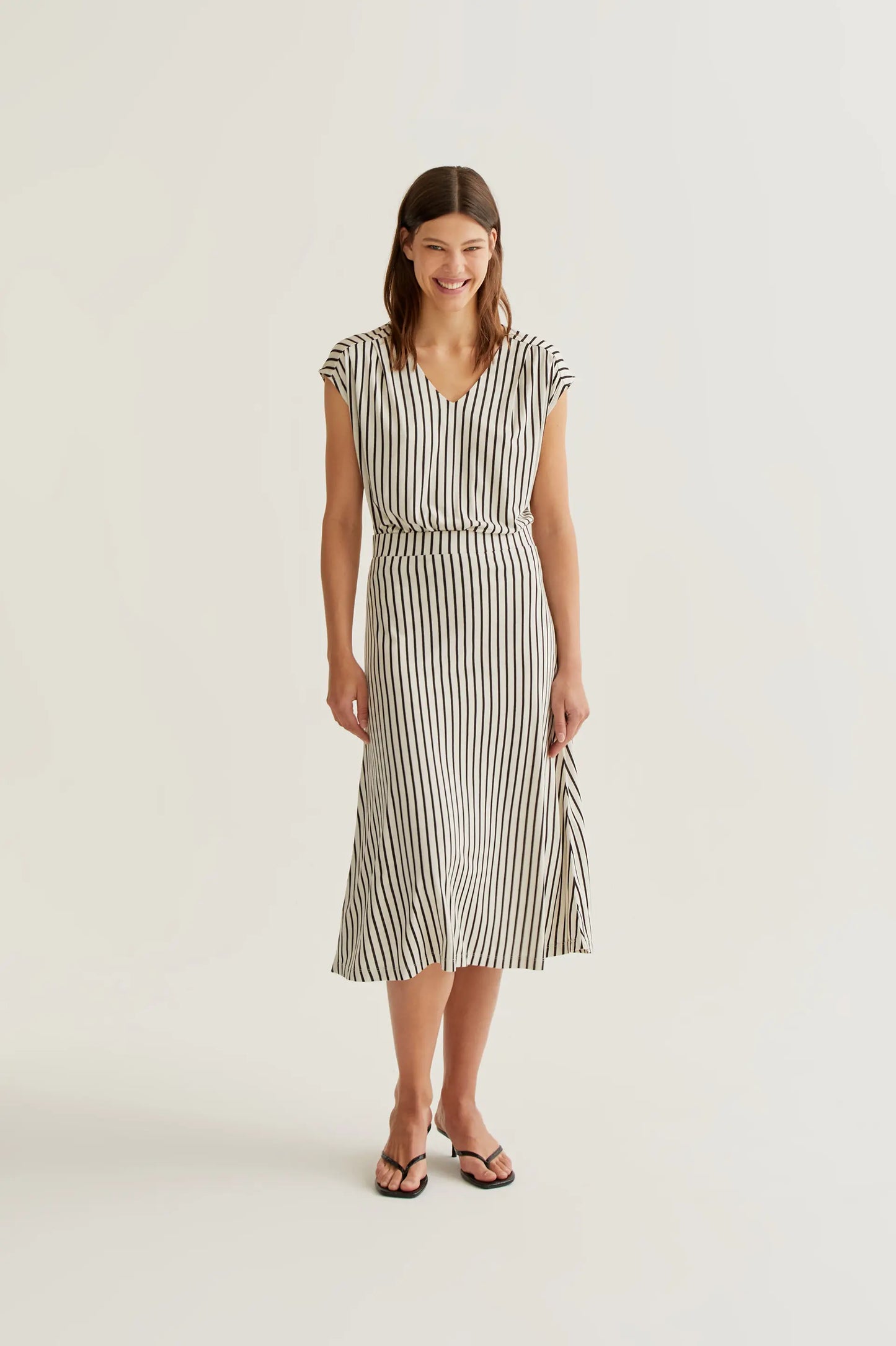 Falda midi con estampado de rayas negro