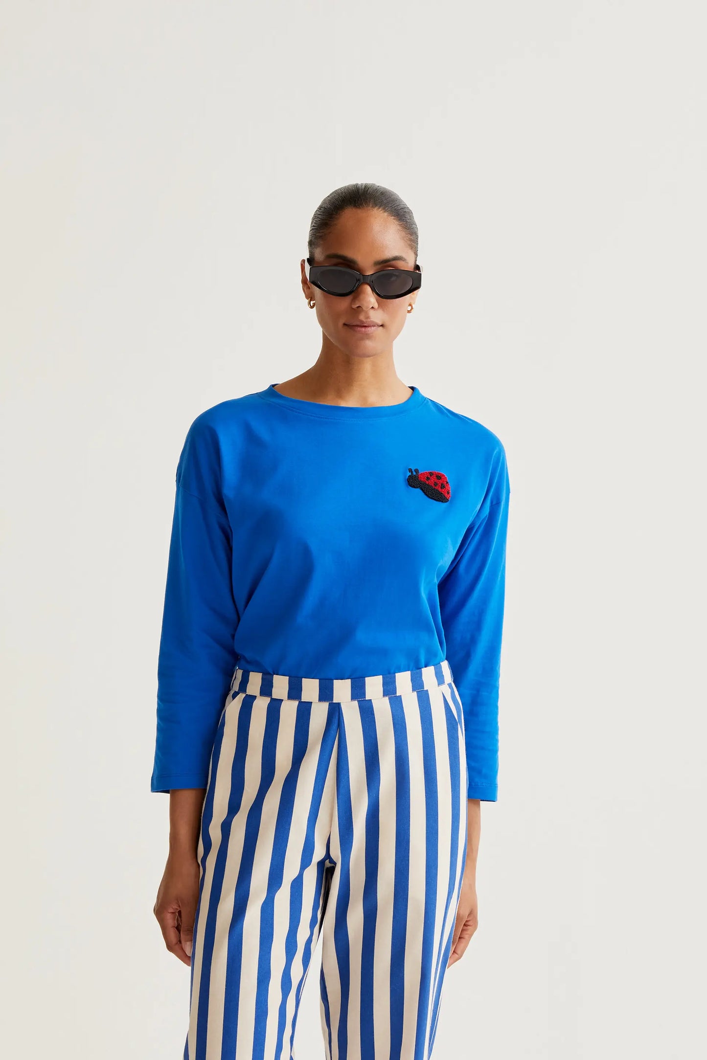 Camiseta azul con bordado Coccinellidae