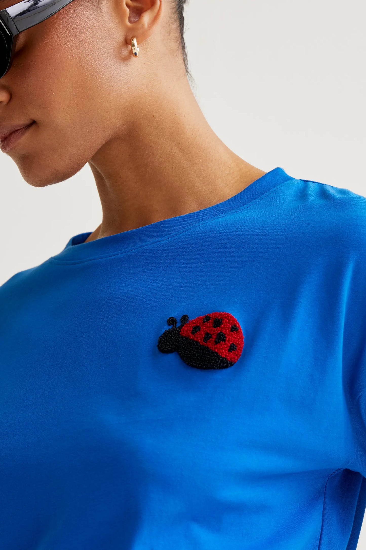 Camiseta azul con bordado Coccinellidae