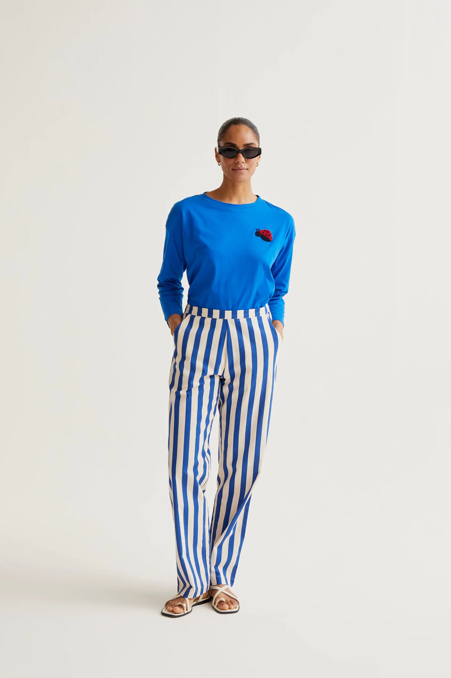 Camiseta azul con bordado Coccinellidae