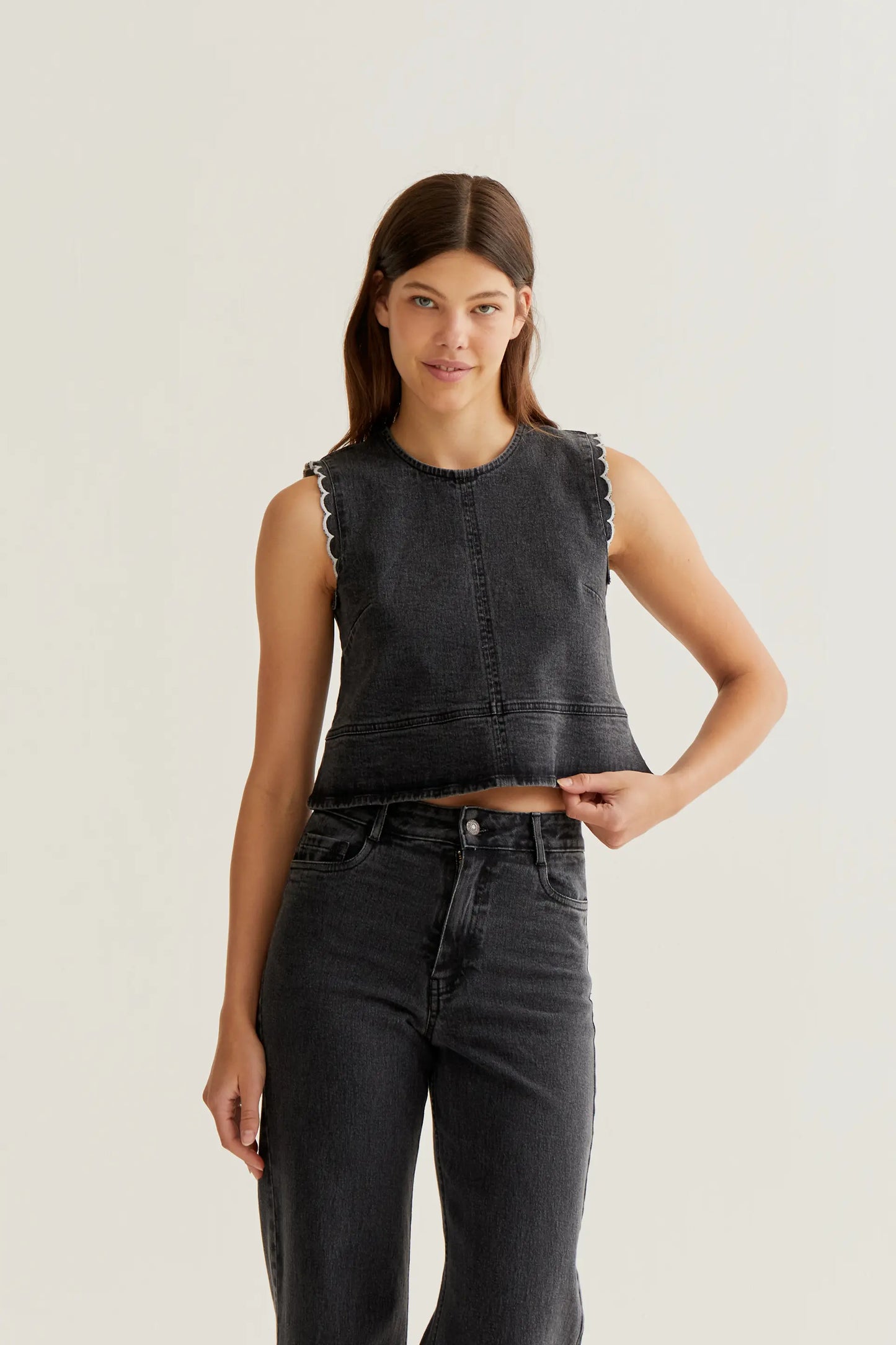 Top in denim nero con dettagli ondulati