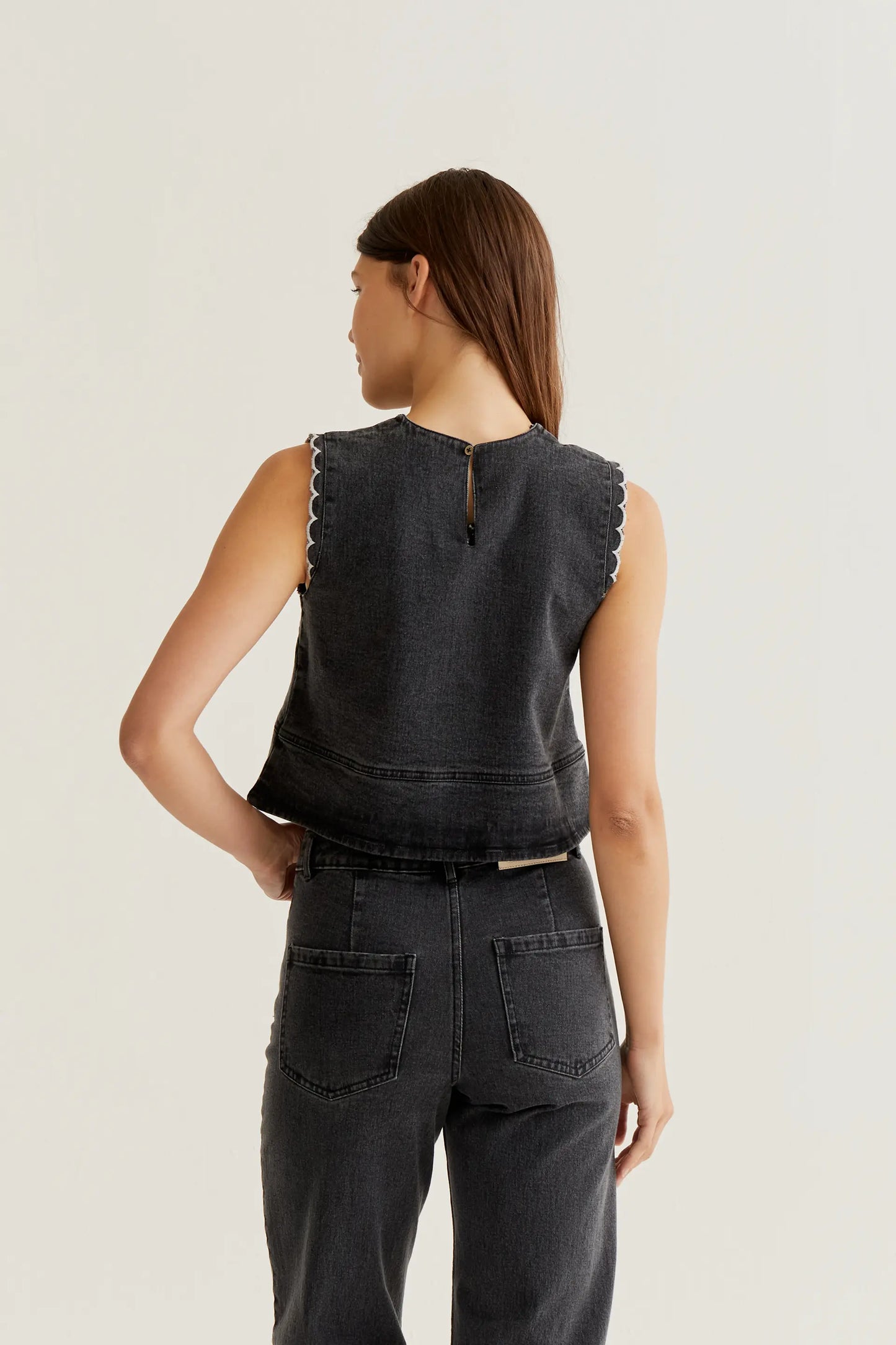 Top in denim nero con dettagli ondulati