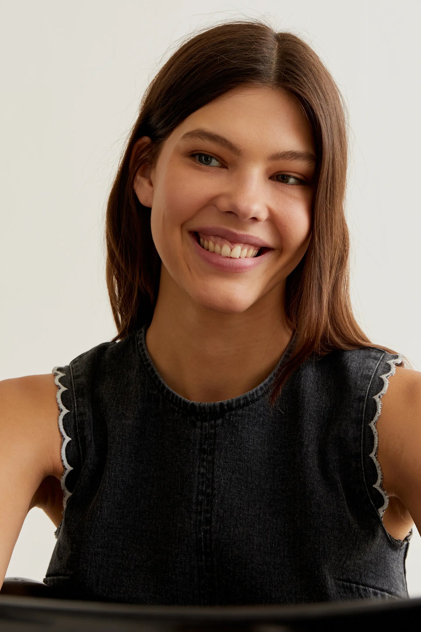 Top in denim nero con dettagli ondulati