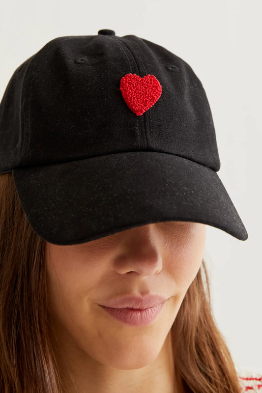 Gorra negra con bordado de corazón