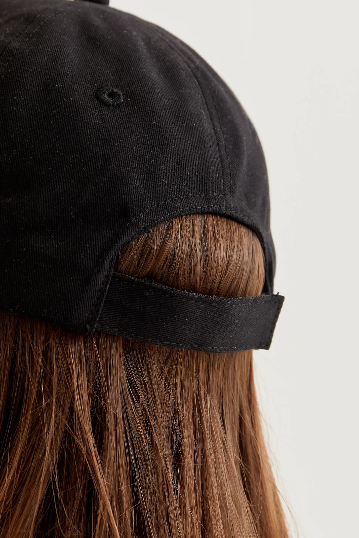 Gorra negra con bordado de corazón