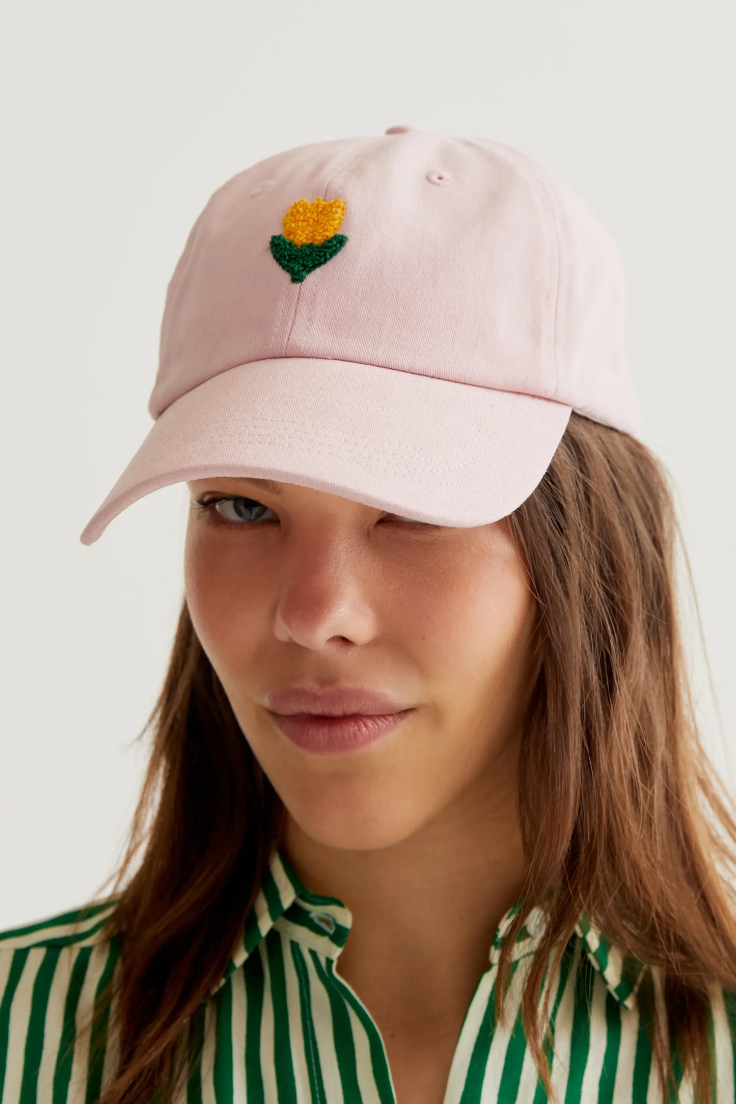 Gorra rosa con bordado de tulipán