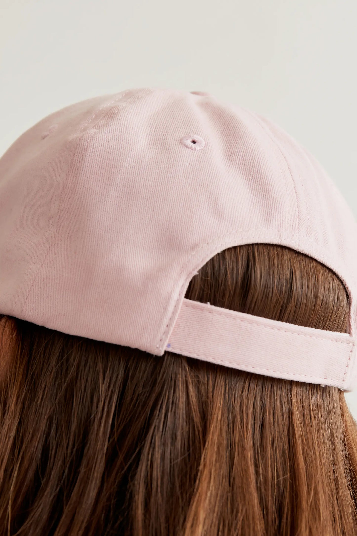Gorra rosa con bordado de tulipán