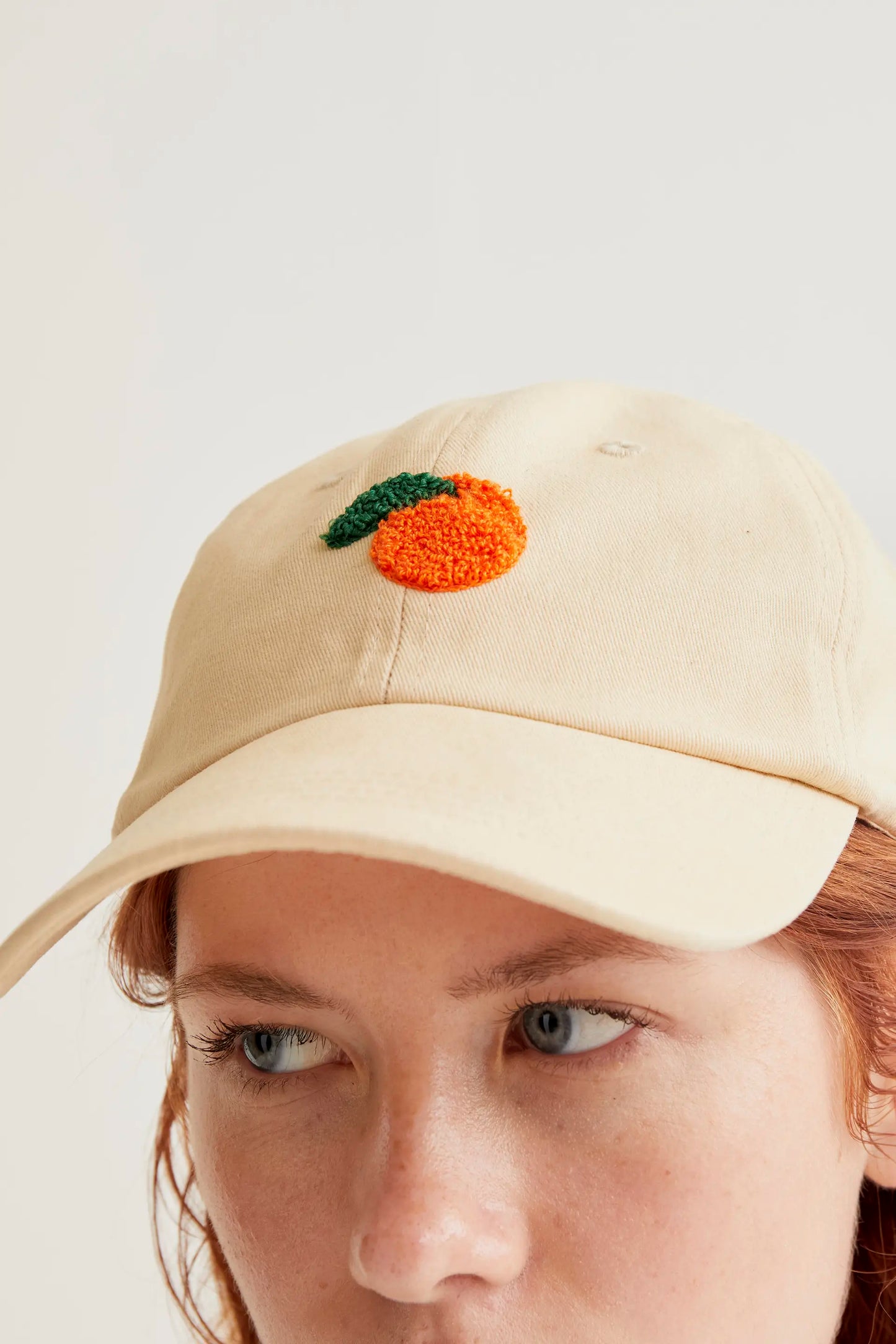 Gorra camel con bordado de naranja
