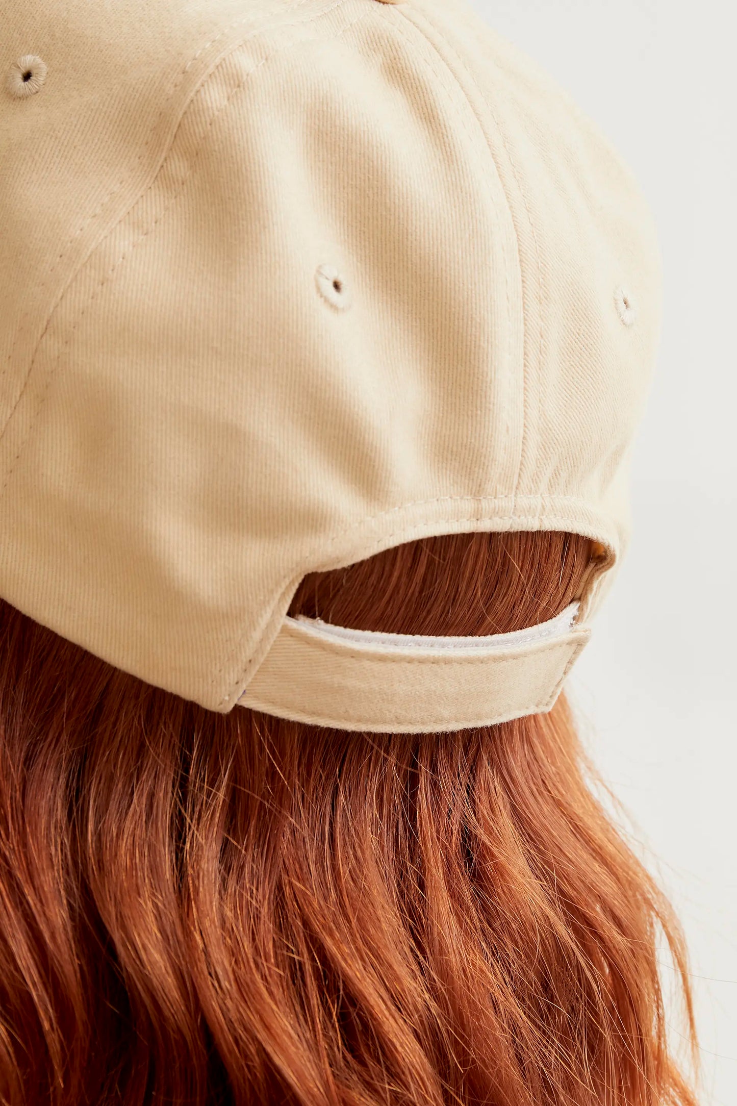Gorra camel con bordado de naranja