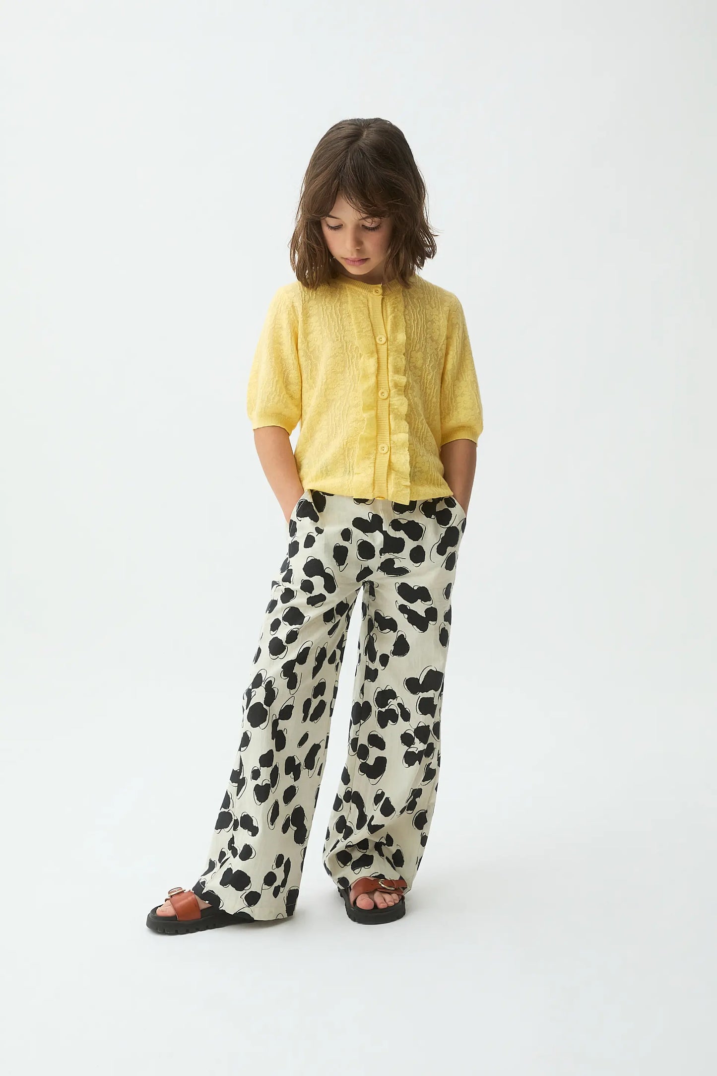 Cardigan giallo in maglia da bambina