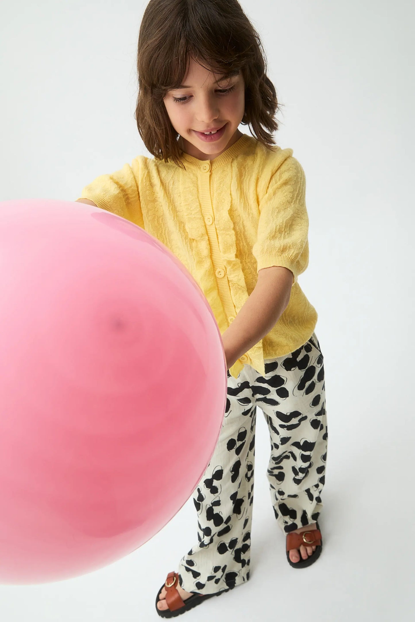 Cardigan giallo in maglia da bambina
