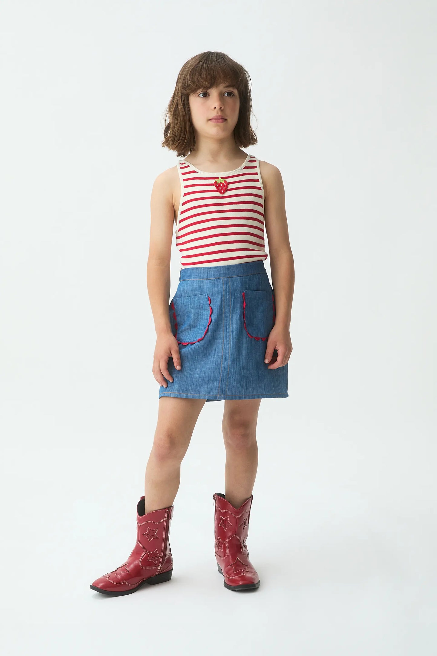 Top in maglia da bambina con ricamo di fragole