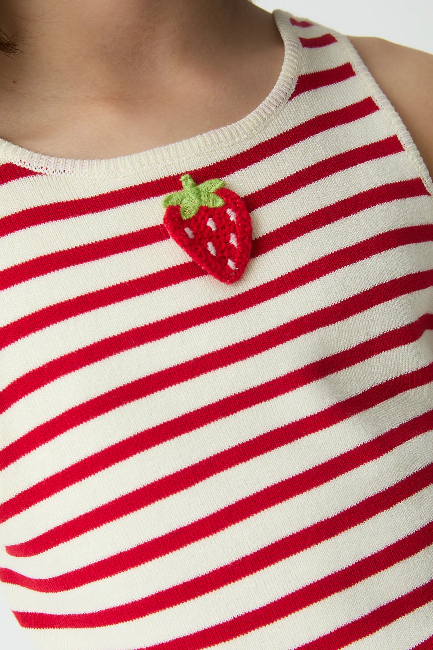 Top in maglia da bambina con ricamo di fragole
