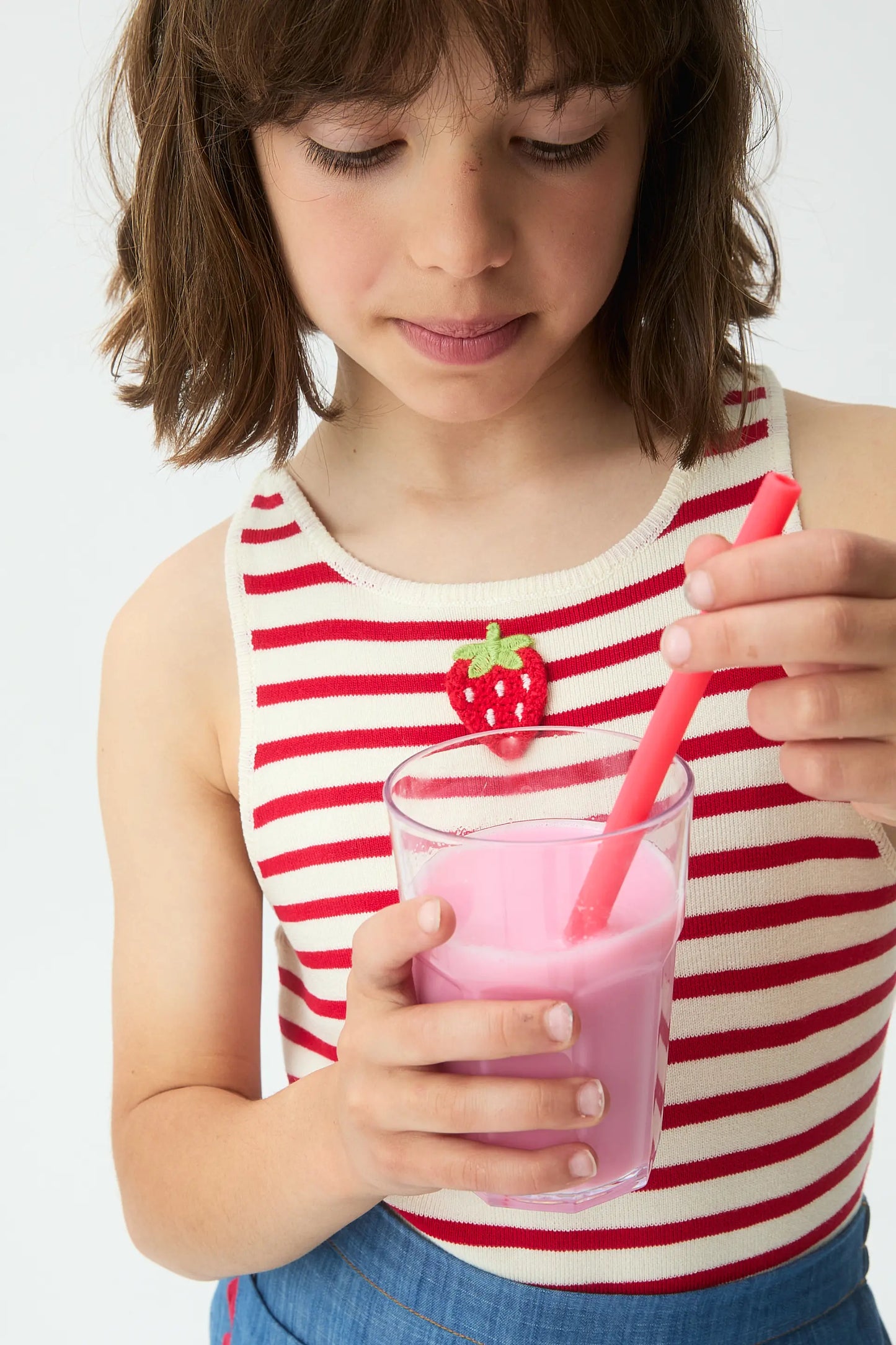 Top in maglia da bambina con ricamo di fragole