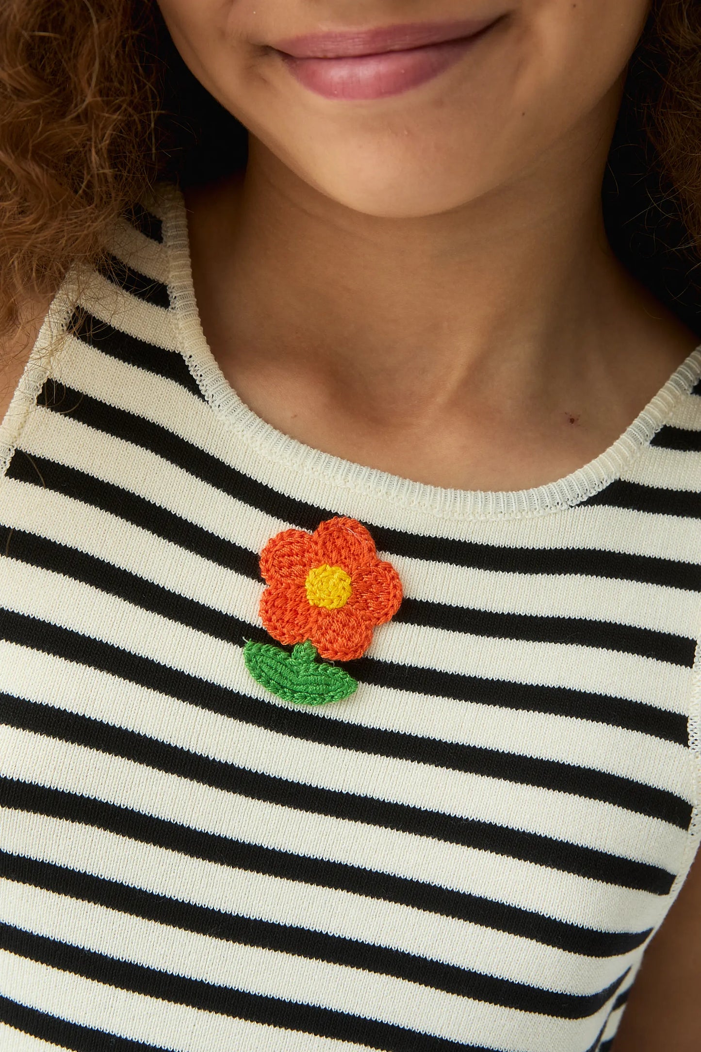 Top de niña con bordado de flor