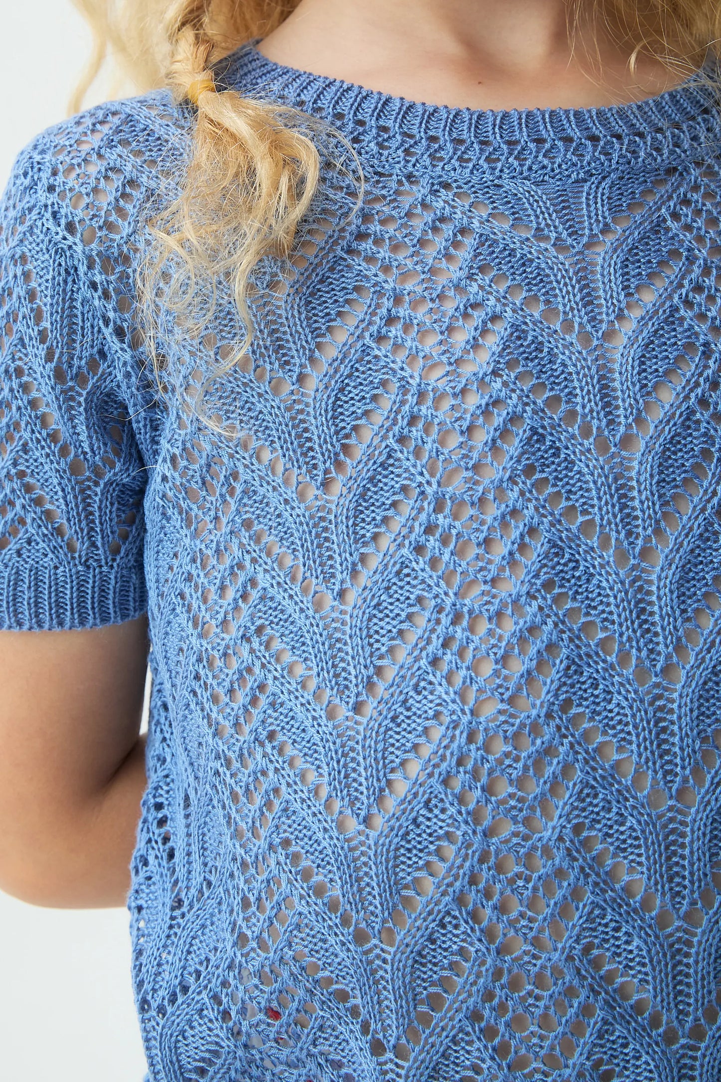 Maglione da bambina con ricamo blu