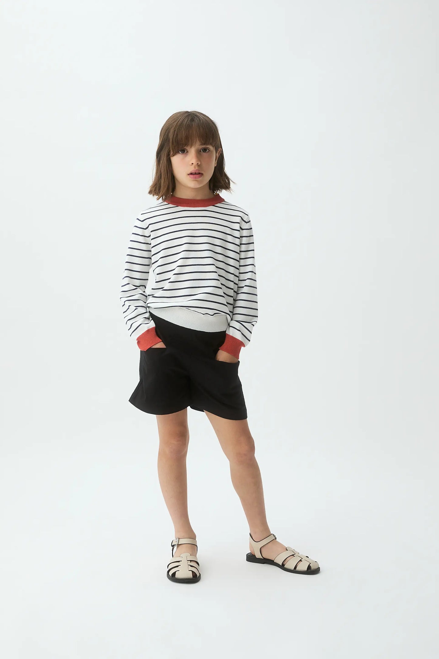 Girl's sweater with red collar
