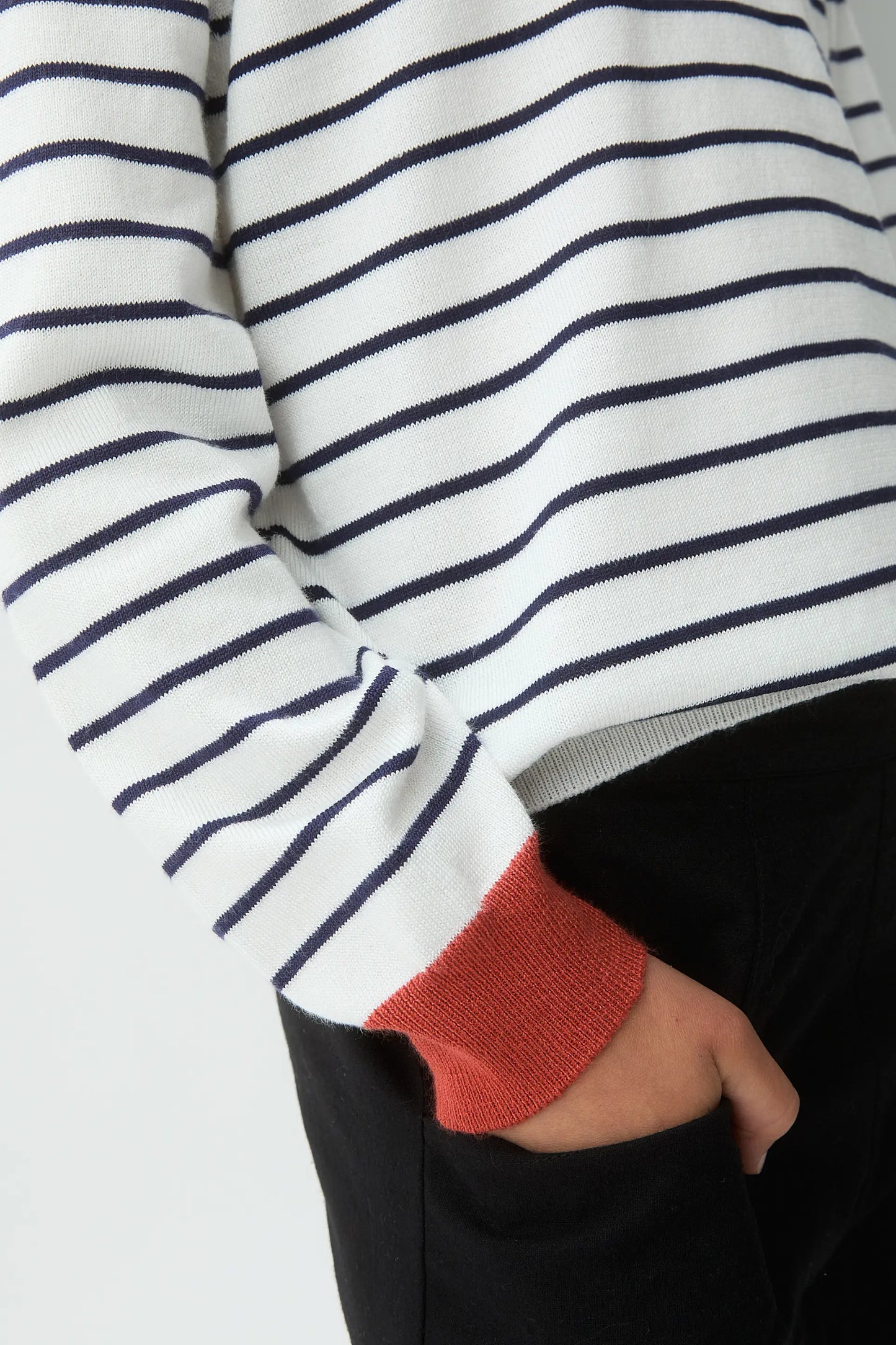 Girl's sweater with red collar