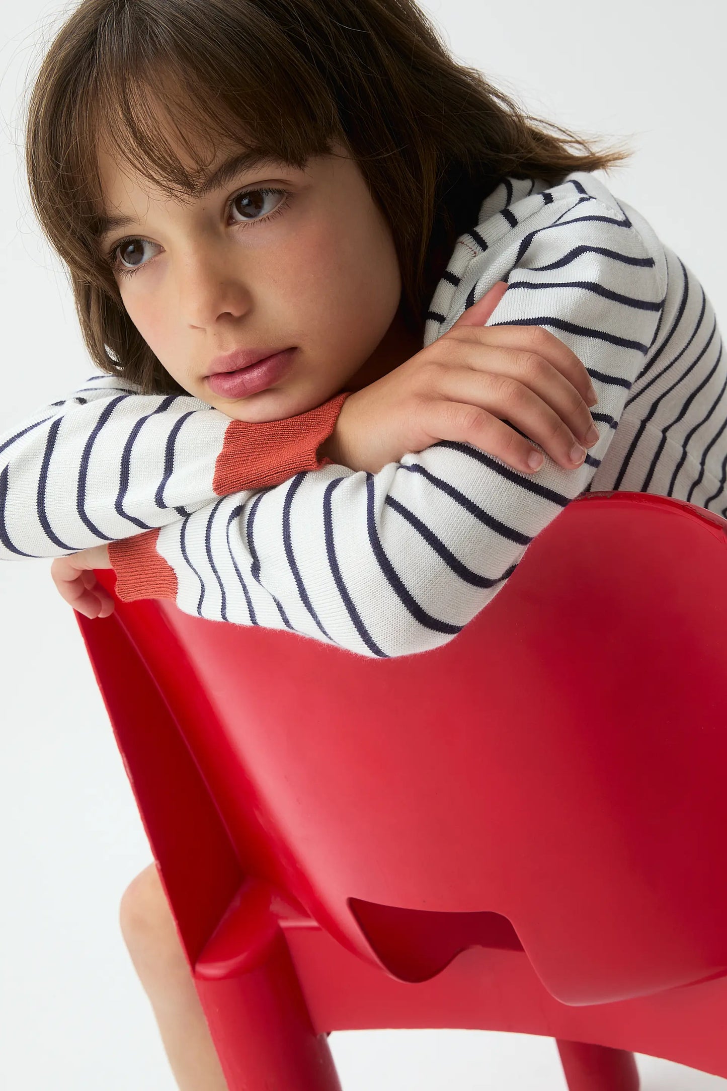 Girl's sweater with red collar