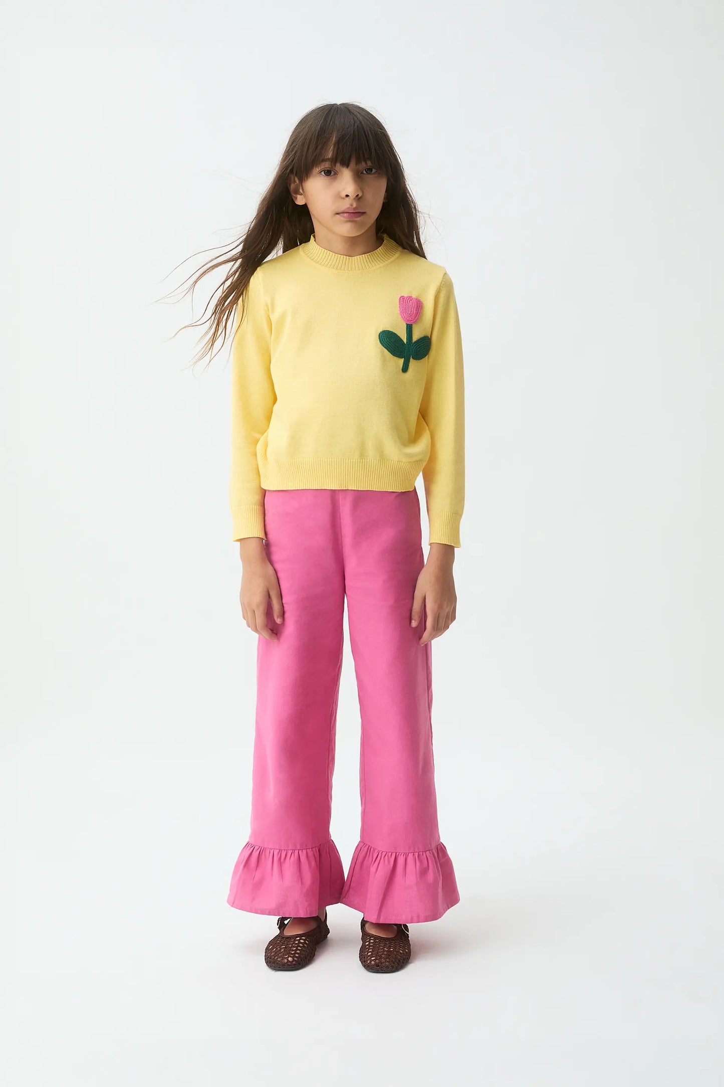 Maglione lavorato a maglia da bambina con ricamo floreale