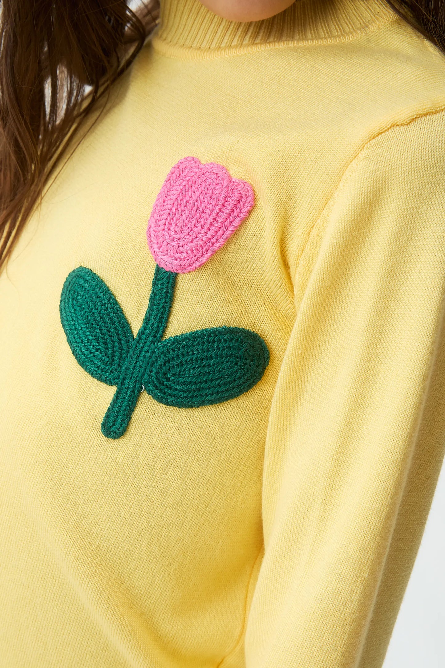 Maglione lavorato a maglia da bambina con ricamo floreale