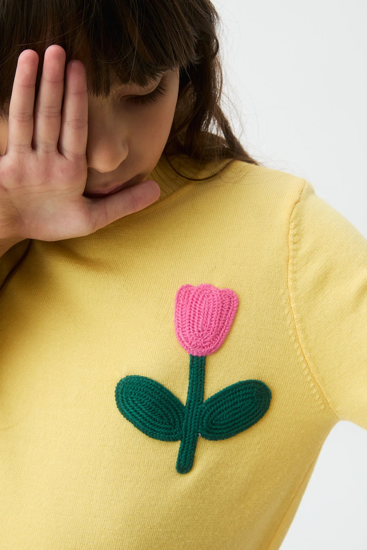 Maglione lavorato a maglia da bambina con ricamo floreale