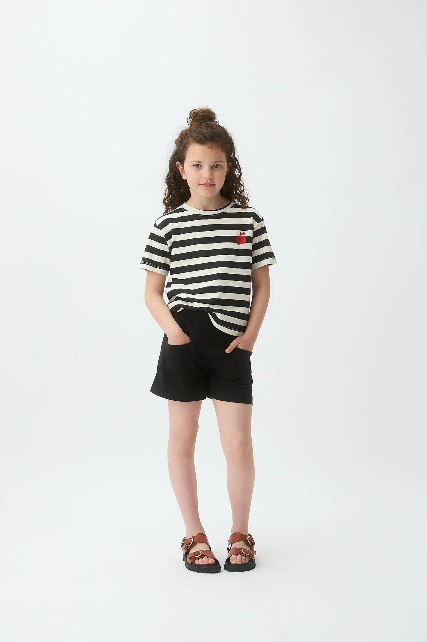 Maglietta da bambina con stampa a righe nere e ricamo di mele