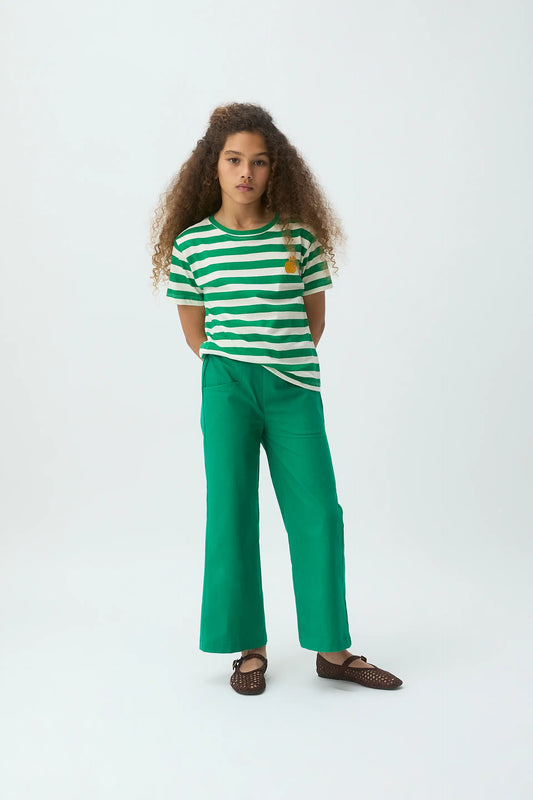 Camiseta de niña con estampado de rayas verdes y bordado de manzana