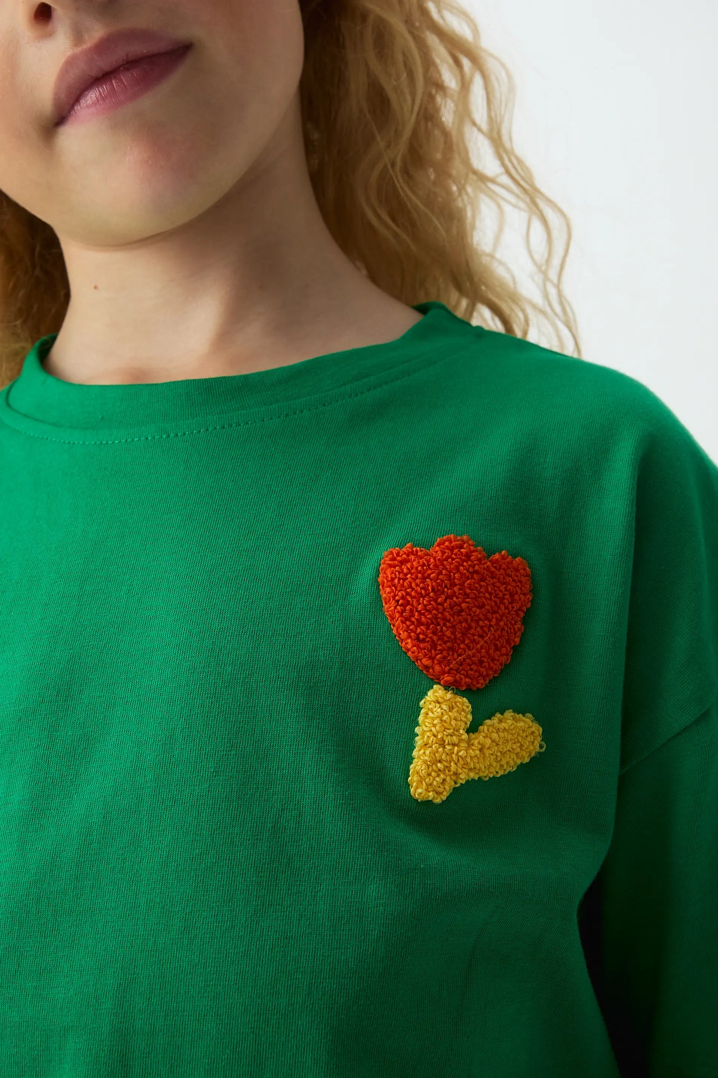 T-shirt da bambina con ricamo di tulipani