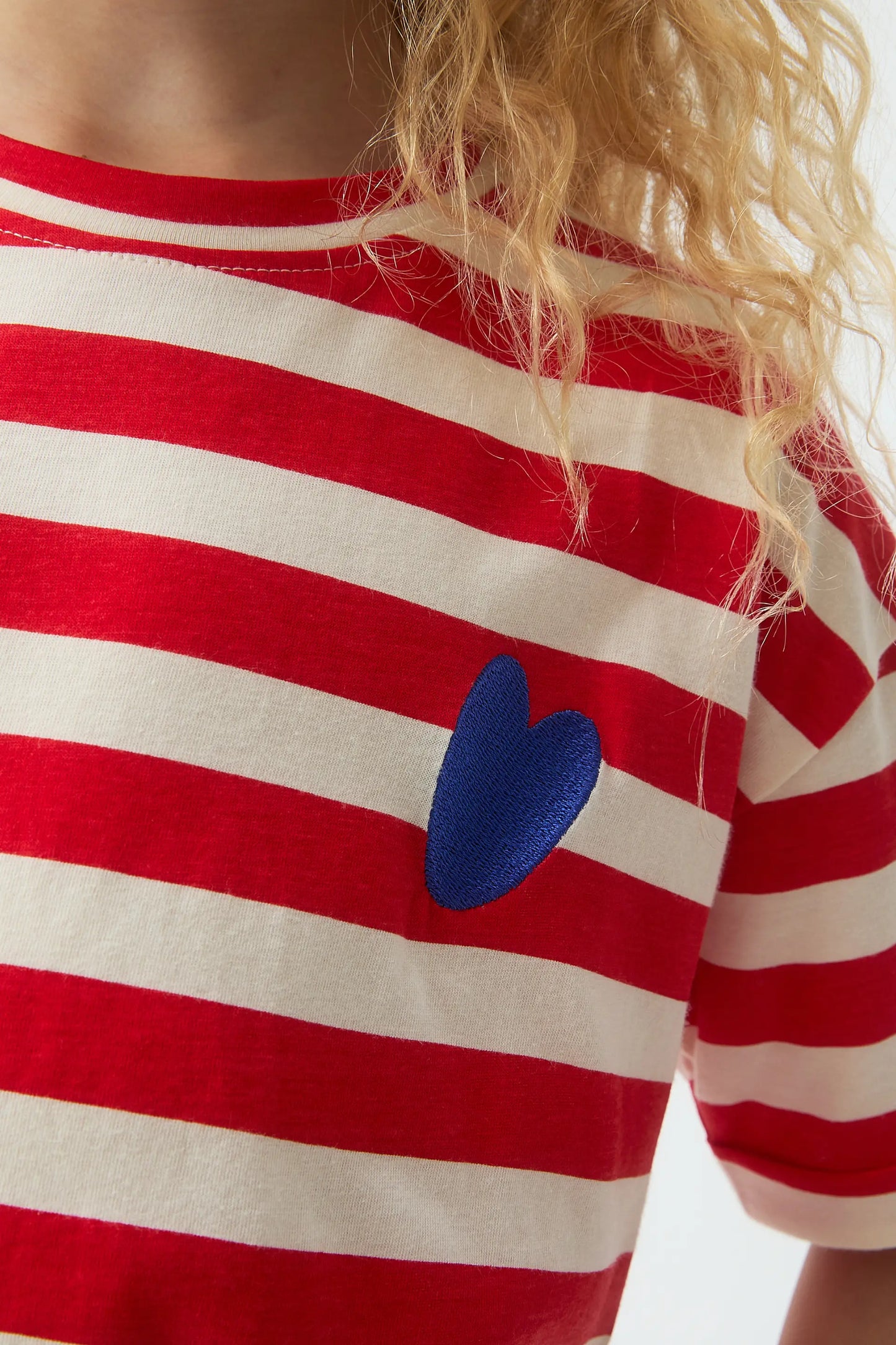 Camiseta de niña con estampado de rayas verdes y bordado de corazón